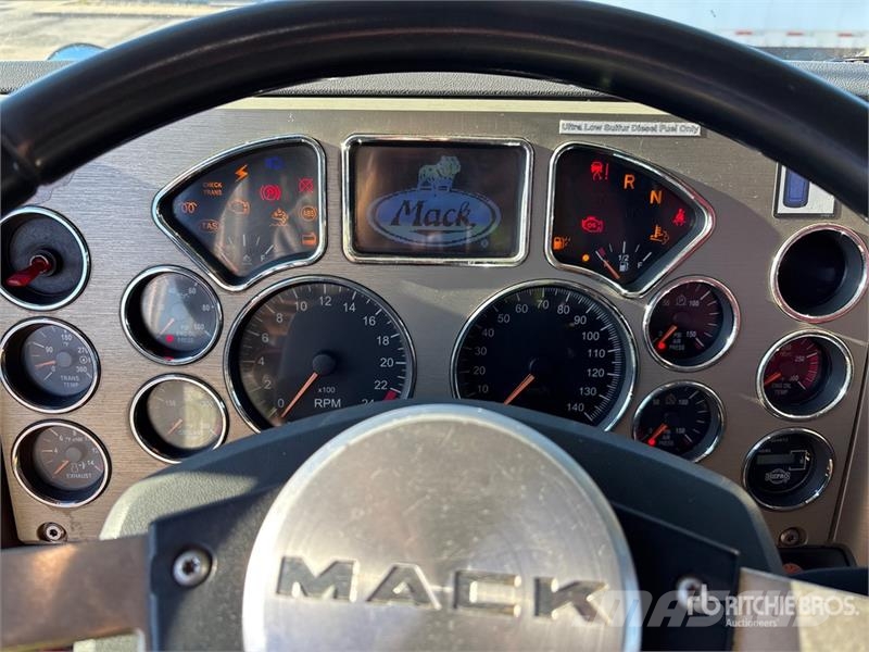 Mack GU813 8x4 Twin-Steer Live-Bottom Truck Other trucks