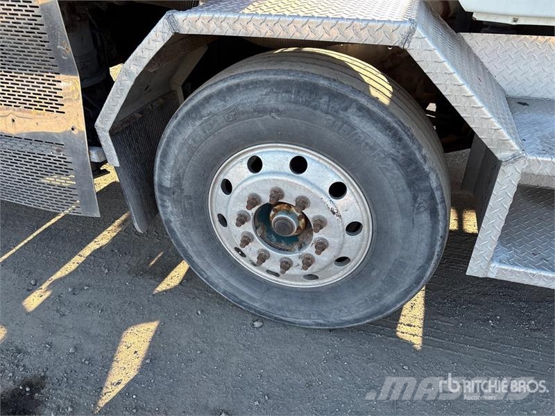 Mack GU813 8x4 Twin-Steer Live-Bottom Truck Other trucks