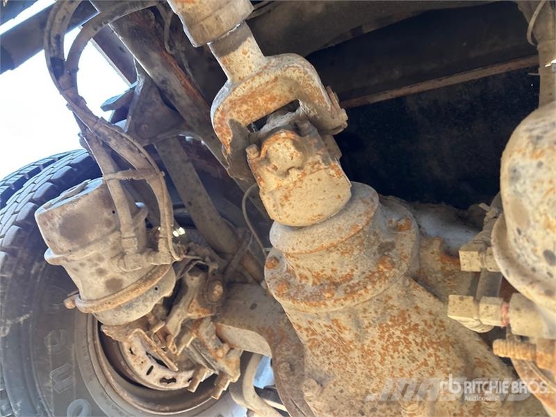 Mack GU813 8x4 Twin-Steer Live-Bottom Truck Other trucks