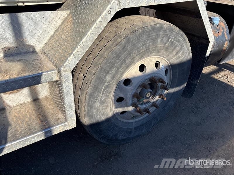 Mack GU813 8x4 Twin-Steer Live-Bottom Truck Other trucks