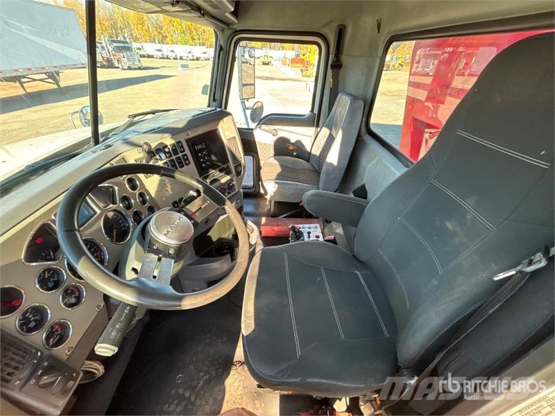 Mack GU813 8x4 Twin-Steer Live-Bottom Truck Other trucks