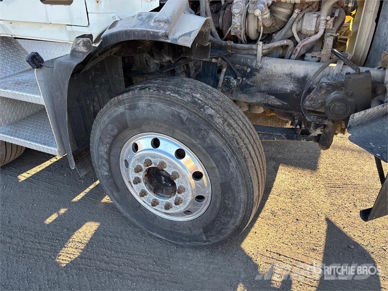 Mack GU813 8x4 Twin-Steer Live-Bottom Truck Other trucks