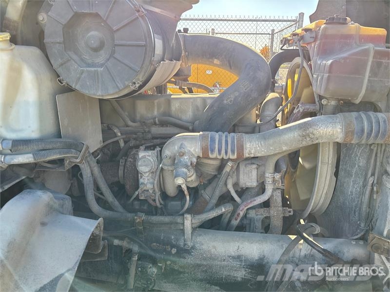 Mack GU813 8x4 Twin-Steer Live-Bottom Truck Other trucks