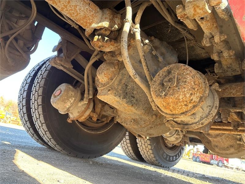 Mack GU813 8x4 Twin-Steer Live-Bottom Truck Other trucks