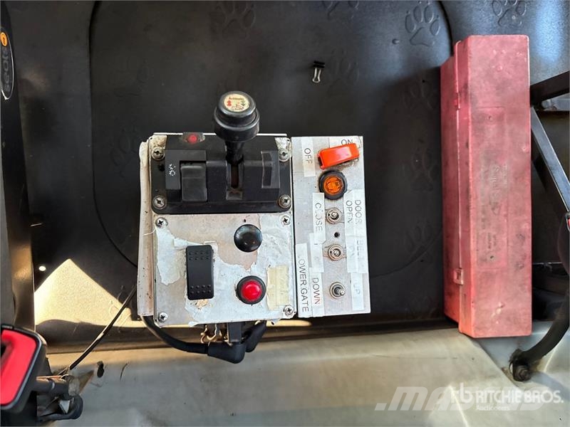 Mack GU813 8x4 Twin-Steer Live-Bottom Truck Other trucks