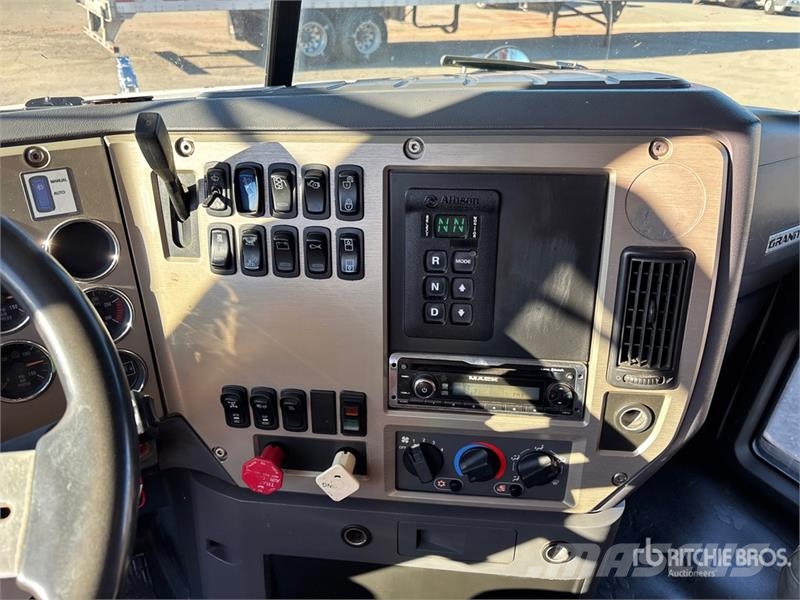 Mack GU813 8x4 Twin-Steer Live-Bottom Truck Other trucks