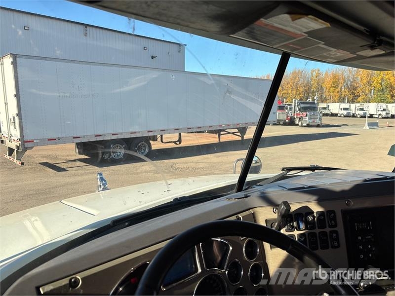Mack GU813 8x4 Twin-Steer Live-Bottom Truck Other trucks