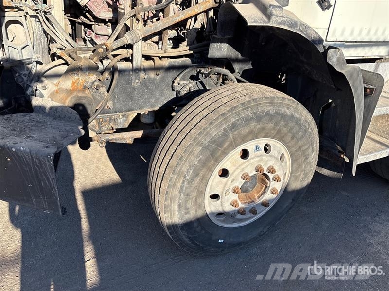 Mack GU813 8x4 Twin-Steer Live-Bottom Truck Other trucks