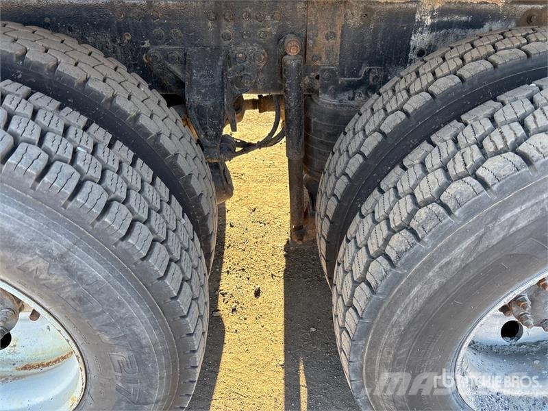 Mack GU813 8x4 Twin-Steer Live-Bottom Truck Other trucks