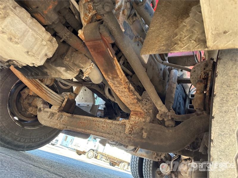 Mack GU813 8x4 Twin-Steer Live-Bottom Truck Other trucks