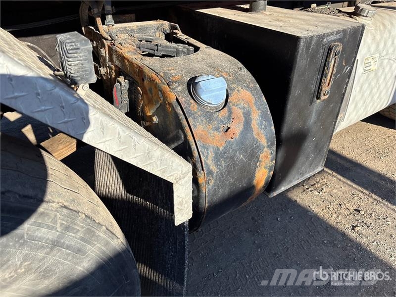 Mack GU813 8x4 Twin-Steer Live-Bottom Truck Other trucks