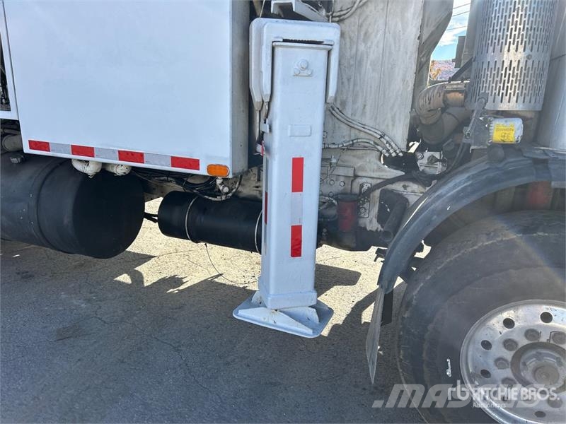 Mack MR688S Автобетоносмесители