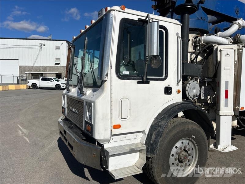 Mack MR688S Автобетоносмесители