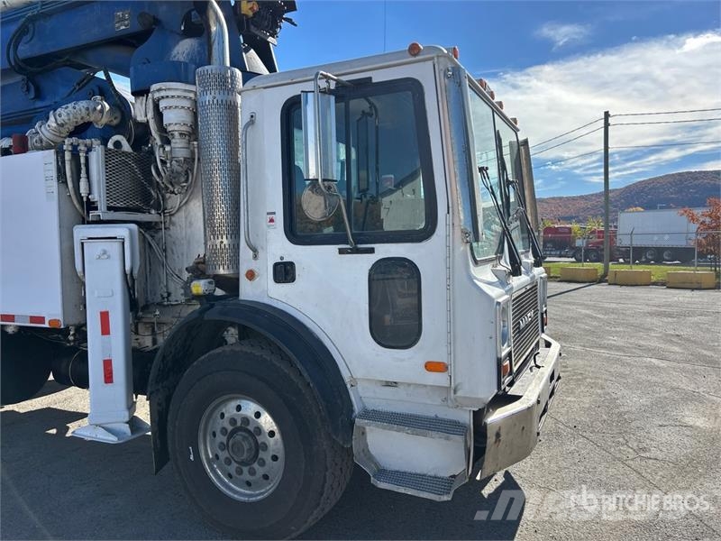 Mack MR688S Автобетоносмесители