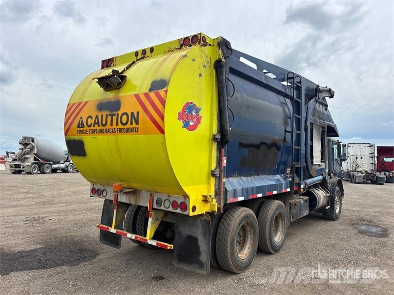 Mack MRU613 Müllwagen