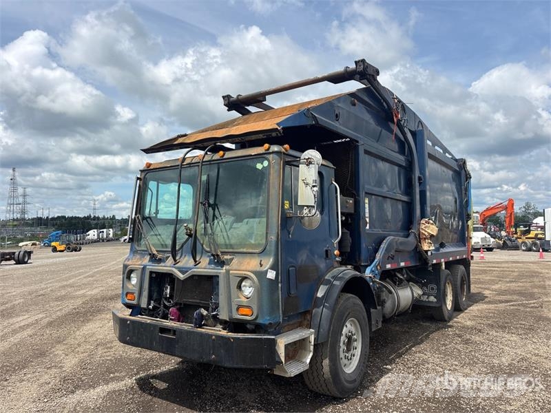 Mack MRU613 Müllwagen