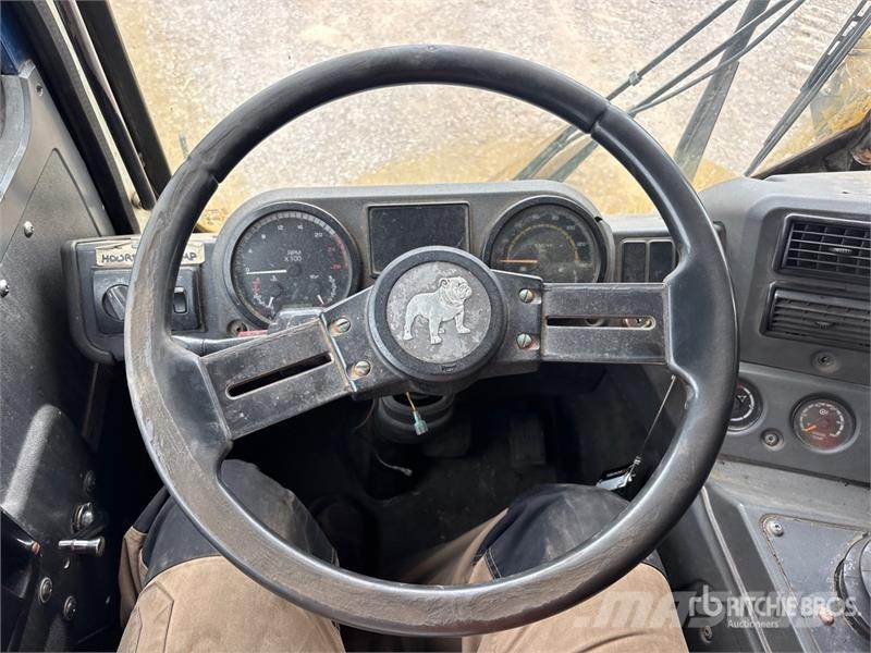 Mack MRU613 Müllwagen