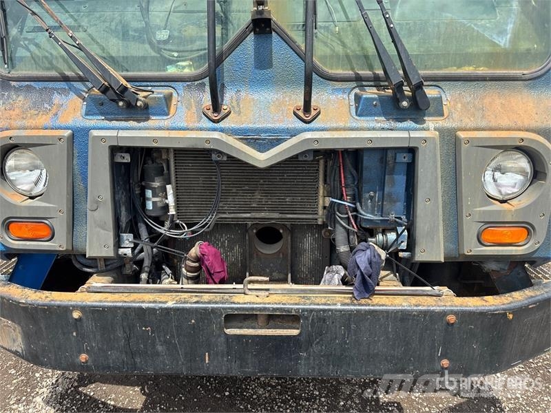 Mack MRU613 Müllwagen
