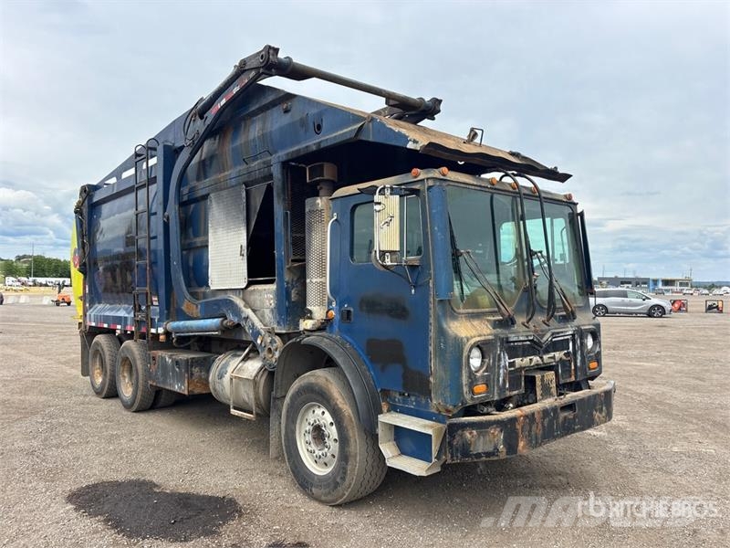 Mack MRU613 Müllwagen