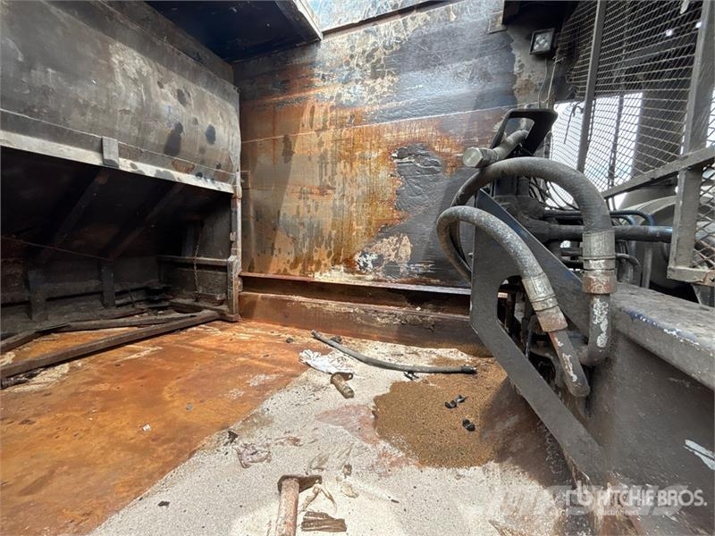 Mack MRU613 Müllwagen