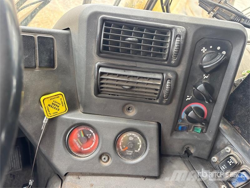 Mack MRU613 Müllwagen