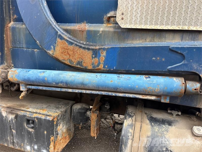 Mack MRU613 Müllwagen