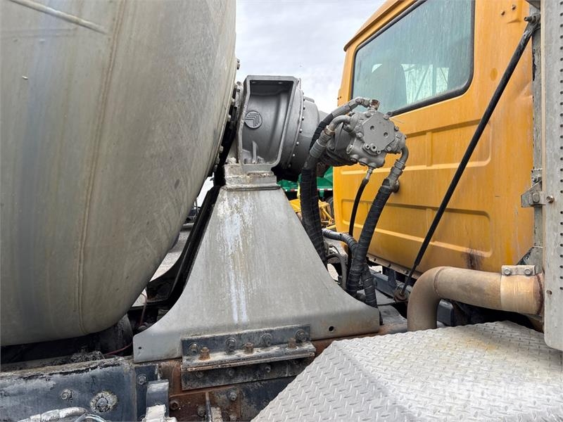 Mack RB690S 8x4 Twin-Steer Mixer Truck Betonvežiai