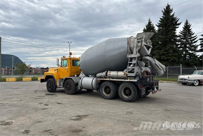 Mack RB690S 8x4 Twin-Steer Mixer Truck Betonbiler