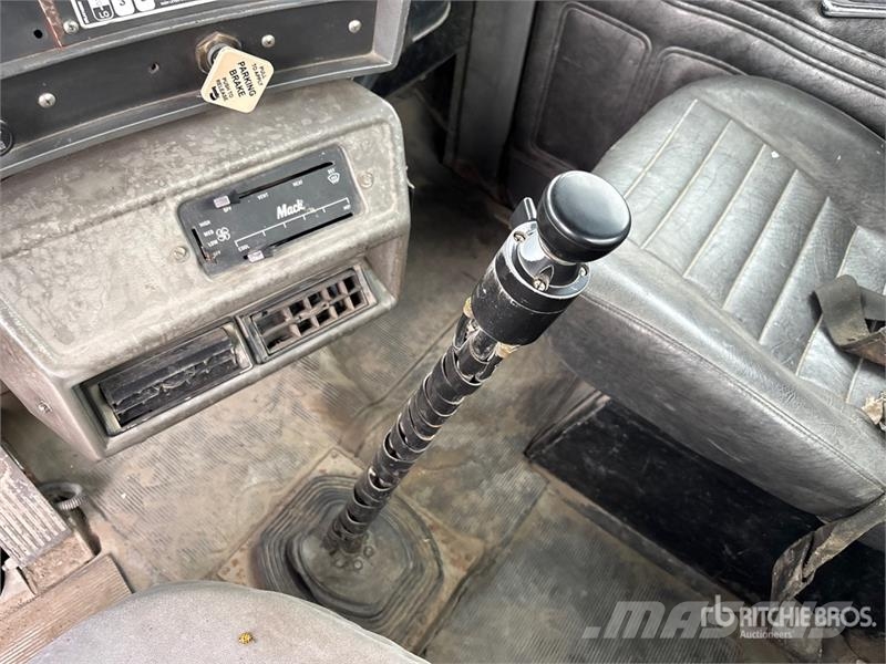 Mack RB690S 8x4 Twin-Steer Mixer Truck Betonvežiai