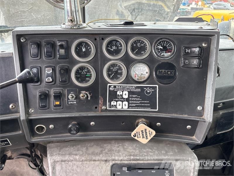 Mack RB690S 8x4 Twin-Steer Mixer Truck Betonvežiai