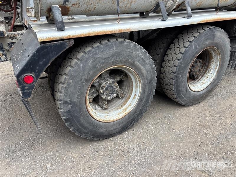 Mack RB690S 8x4 Twin-Steer Mixer Truck Betonbiler