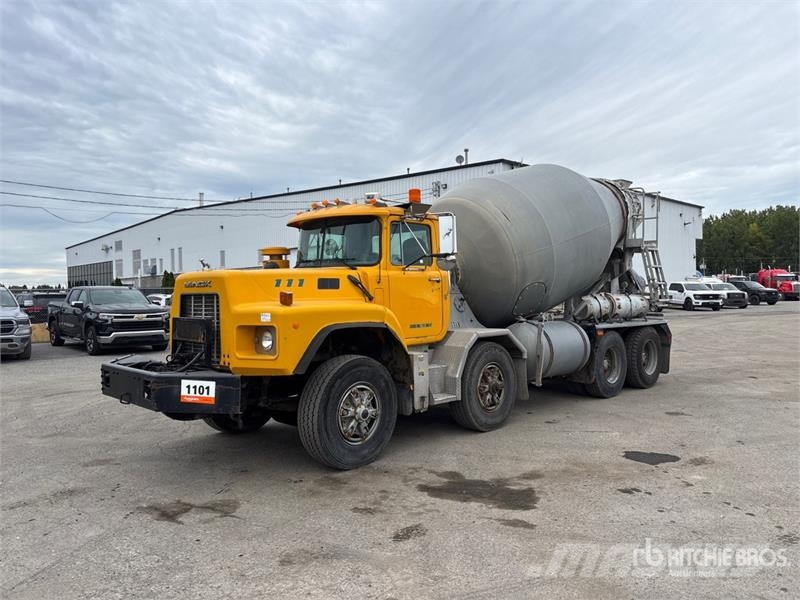 Mack RB690S 8x4 Twin-Steer Mixer Truck Betonvežiai