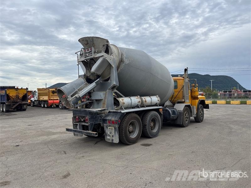 Mack RB690S 8x4 Twin-Steer Mixer Truck Betonvežiai