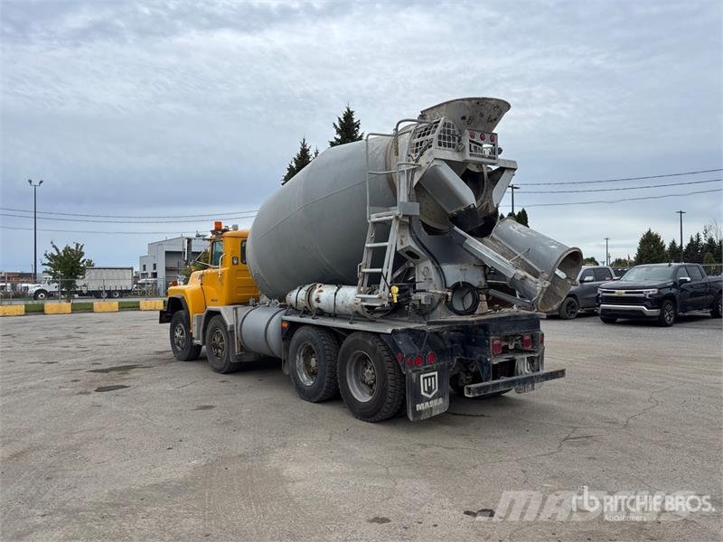 Mack RB690S 8x4 Twin-Steer Mixer Truck Betonvežiai