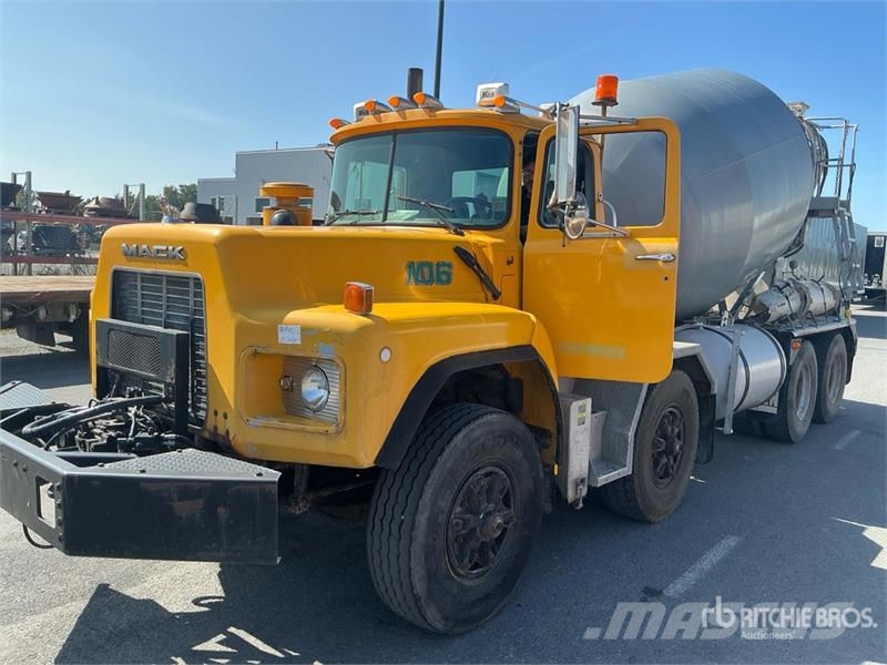 Mack RB690S 8x4 Twin-Steer Mixer Truck Betonvedēji