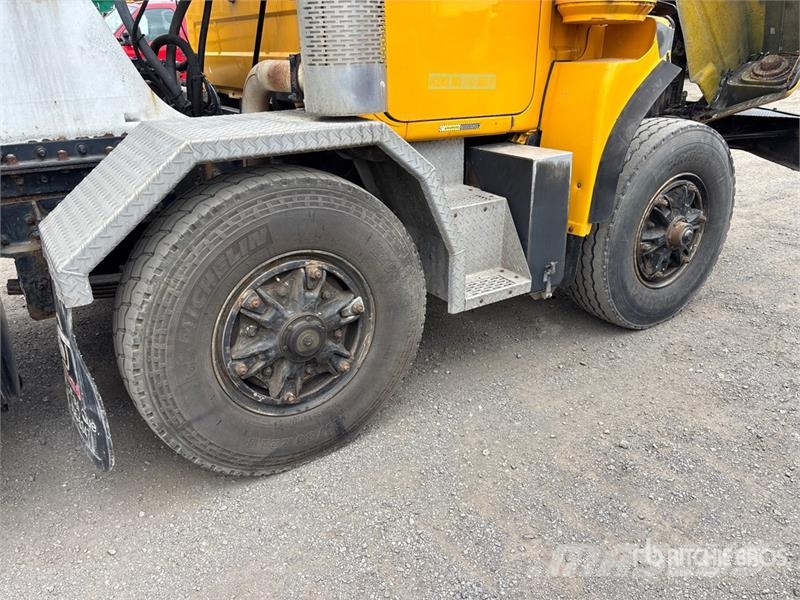 Mack RB690S 8x4 Twin-Steer Mixer Truck Betonbiler