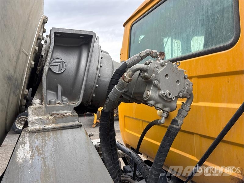 Mack RB690S 8x4 Twin-Steer Mixer Truck Betonvežiai