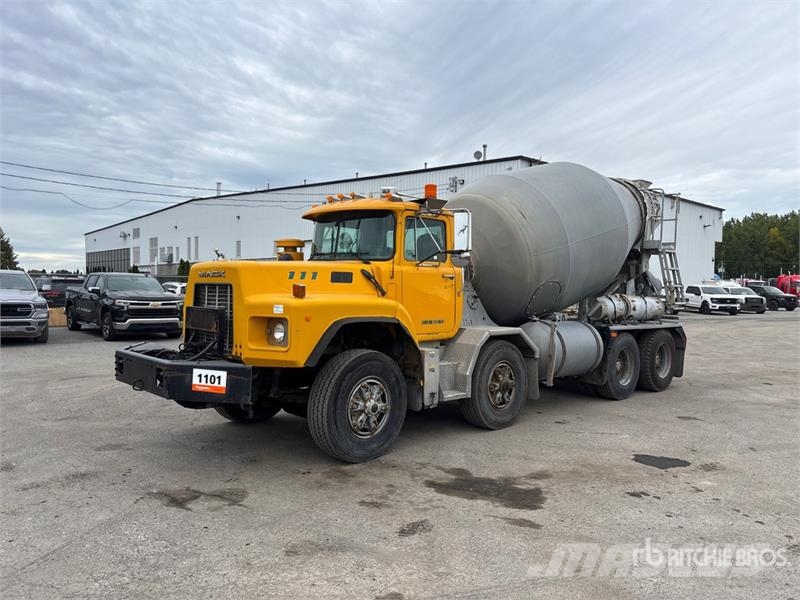 Mack RB690S 8x4 Twin-Steer Mixer Truck Betonvežiai