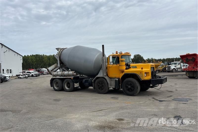Mack RB690S 8x4 Twin-Steer Mixer Truck Betonbiler