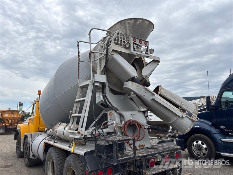 Mack RB690S 8x4 Twin-Steer Mixer Truck Betonbiler