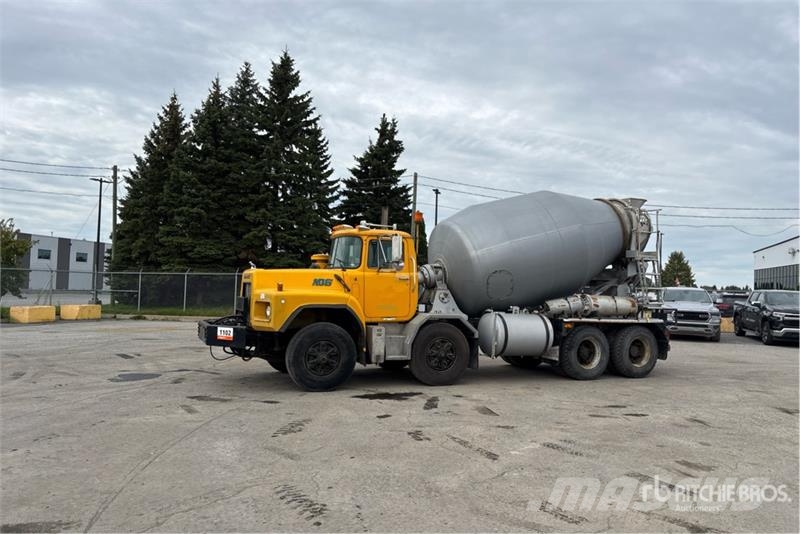 Mack RB690S 8x4 Twin-Steer Mixer Truck Betonbiler