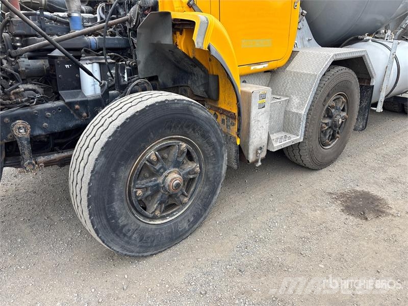 Mack RB690S 8x4 Twin-Steer Mixer Truck Betonbiler