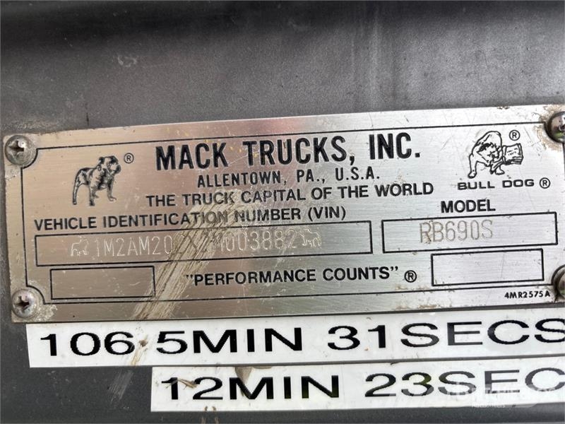 Mack RB690S 8x4 Twin-Steer Mixer Truck Betonbiler