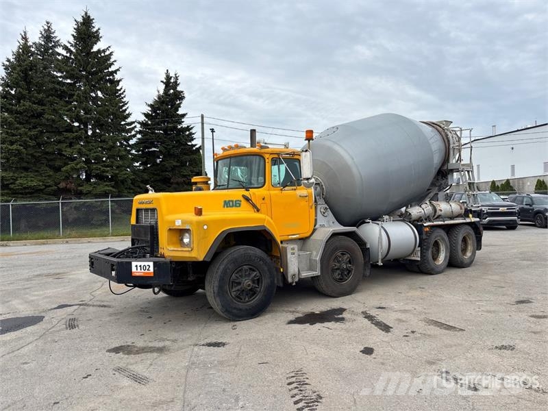 Mack RB690S 8x4 Twin-Steer Mixer Truck Betonbiler