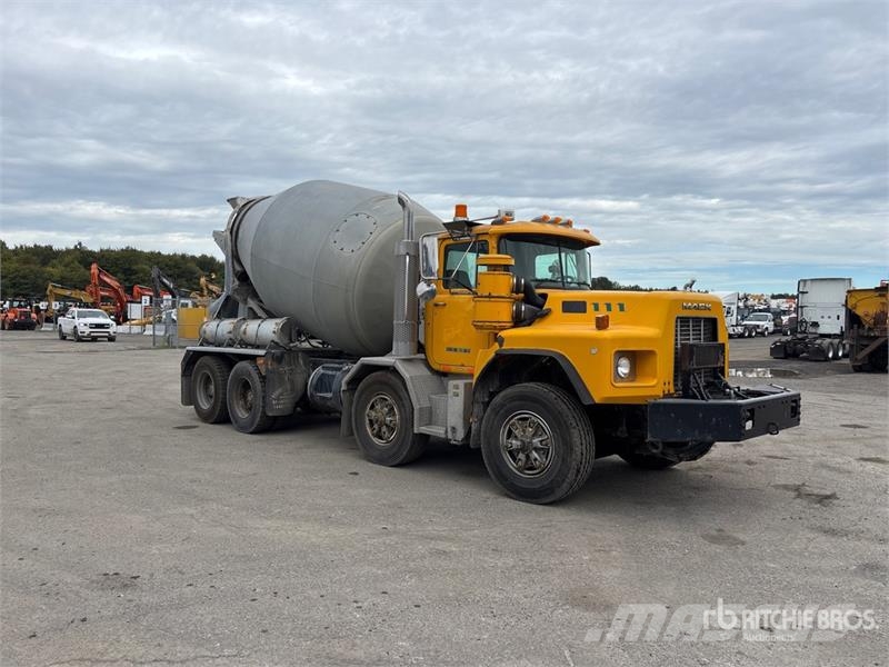Mack RB690S 8x4 Twin-Steer Mixer Truck Betonvežiai