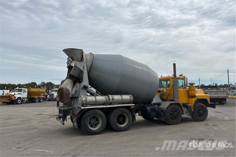 Mack RB690S 8x4 Twin-Steer Mixer Truck Betonbiler