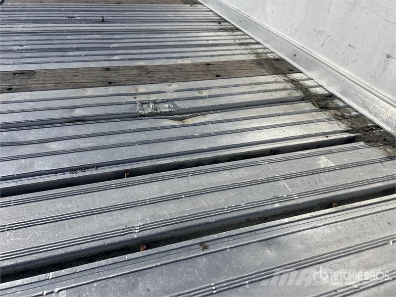 Manac 13348B409 48 ft Tri/A Step Deck Trailer Mélybölcsős