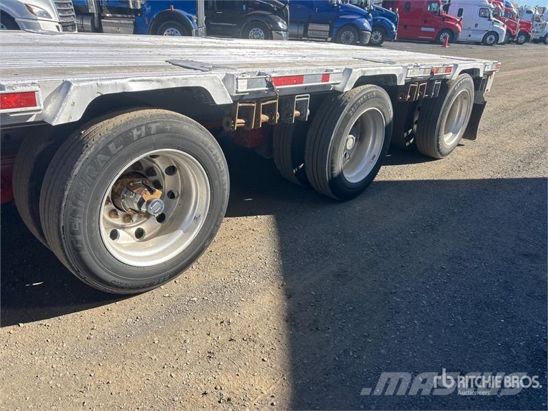Manac 13348B409 48 ft Tri/A Step Deck Trailer Mélybölcsős