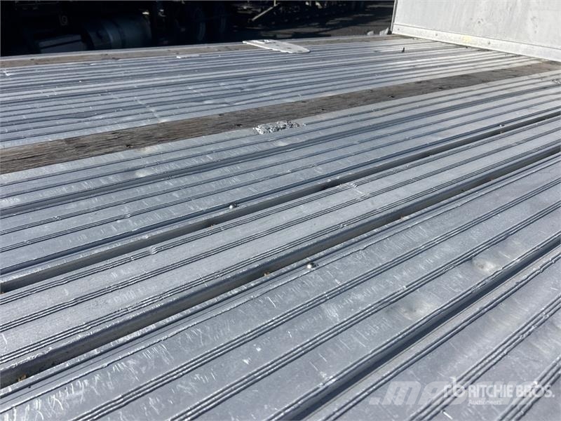 Manac 13348B409 48 ft Tri/A Step Deck Trailer Mélybölcsős