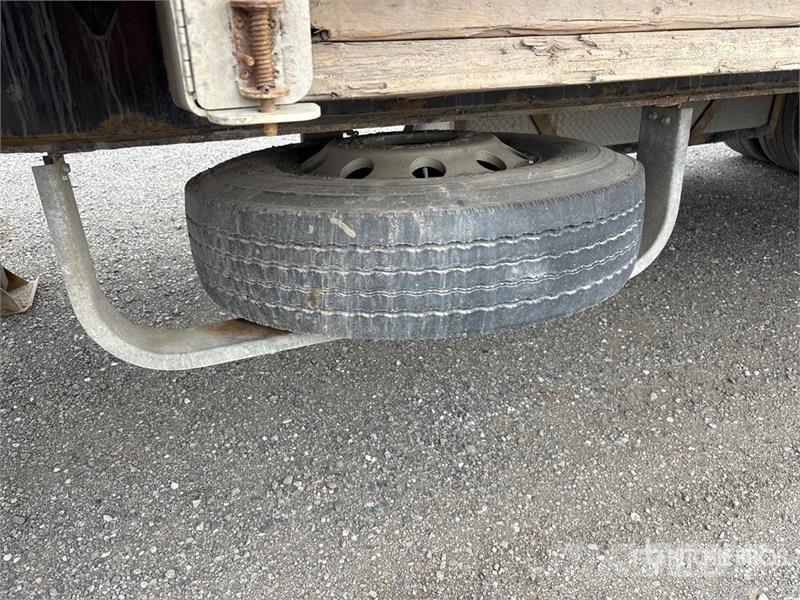 Manac 28 ft Tri/A B-Train Lead Flatbed Trailer Planhengere